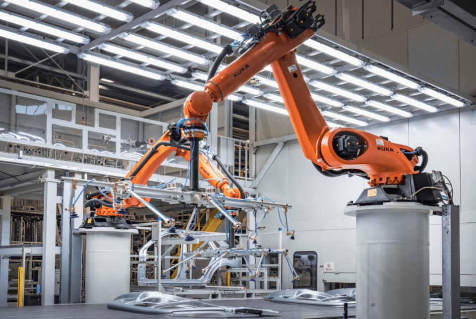 賽力斯智慧工廠探秘 撒貝寧見證，工業(yè)機(jī)器人如何定義“智造”新高度